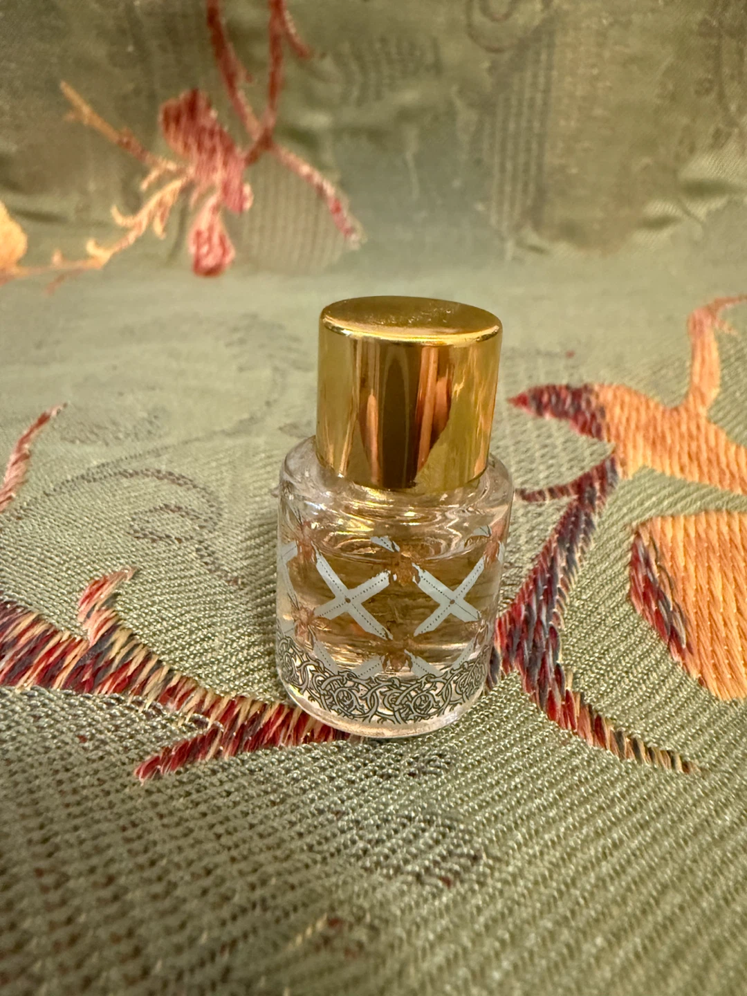 Fragrance bottle with gold cap🏈
