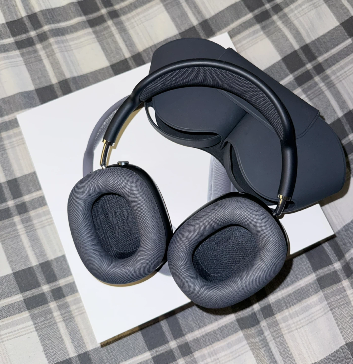 Title: Apple AirPods Max USB-C – Midnight + Spigen Case - photo 2