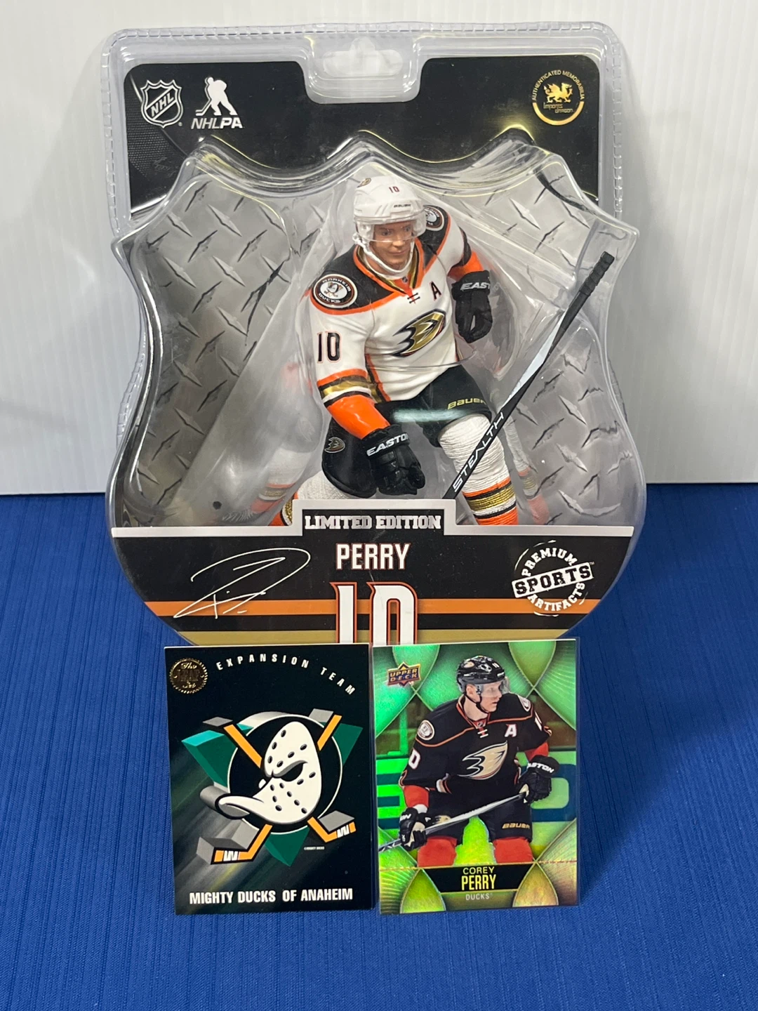 Corey Perry Anaheim Ducks Limited Edition Figure + Free Cards - photo 2