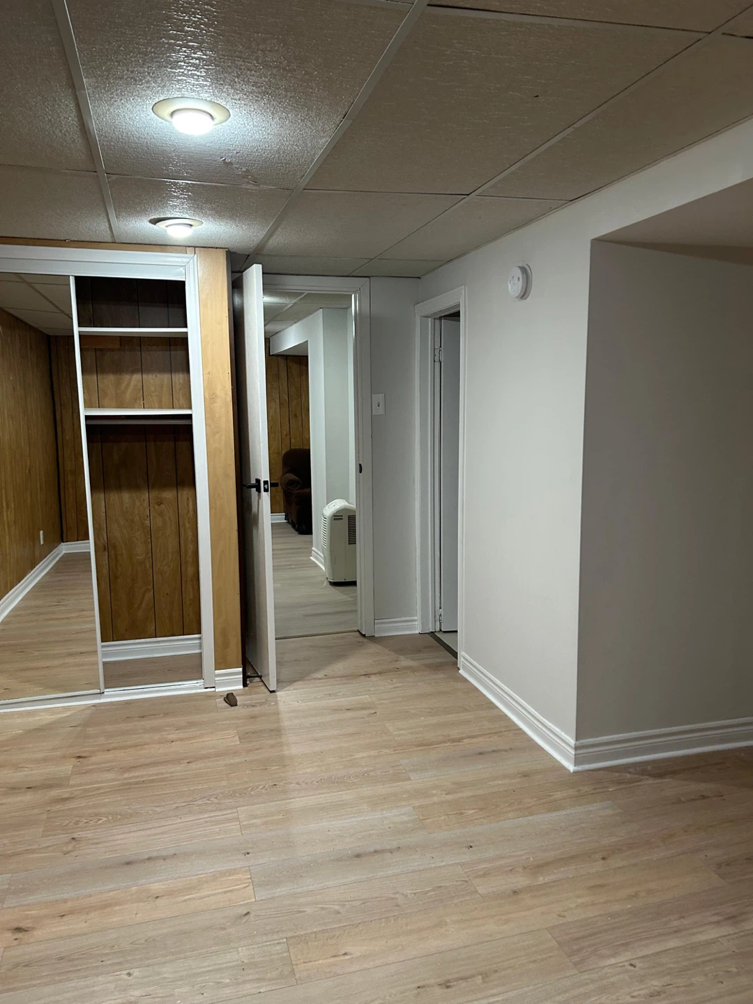 one bedroom bacement on rent call 6475021786 - photo 3