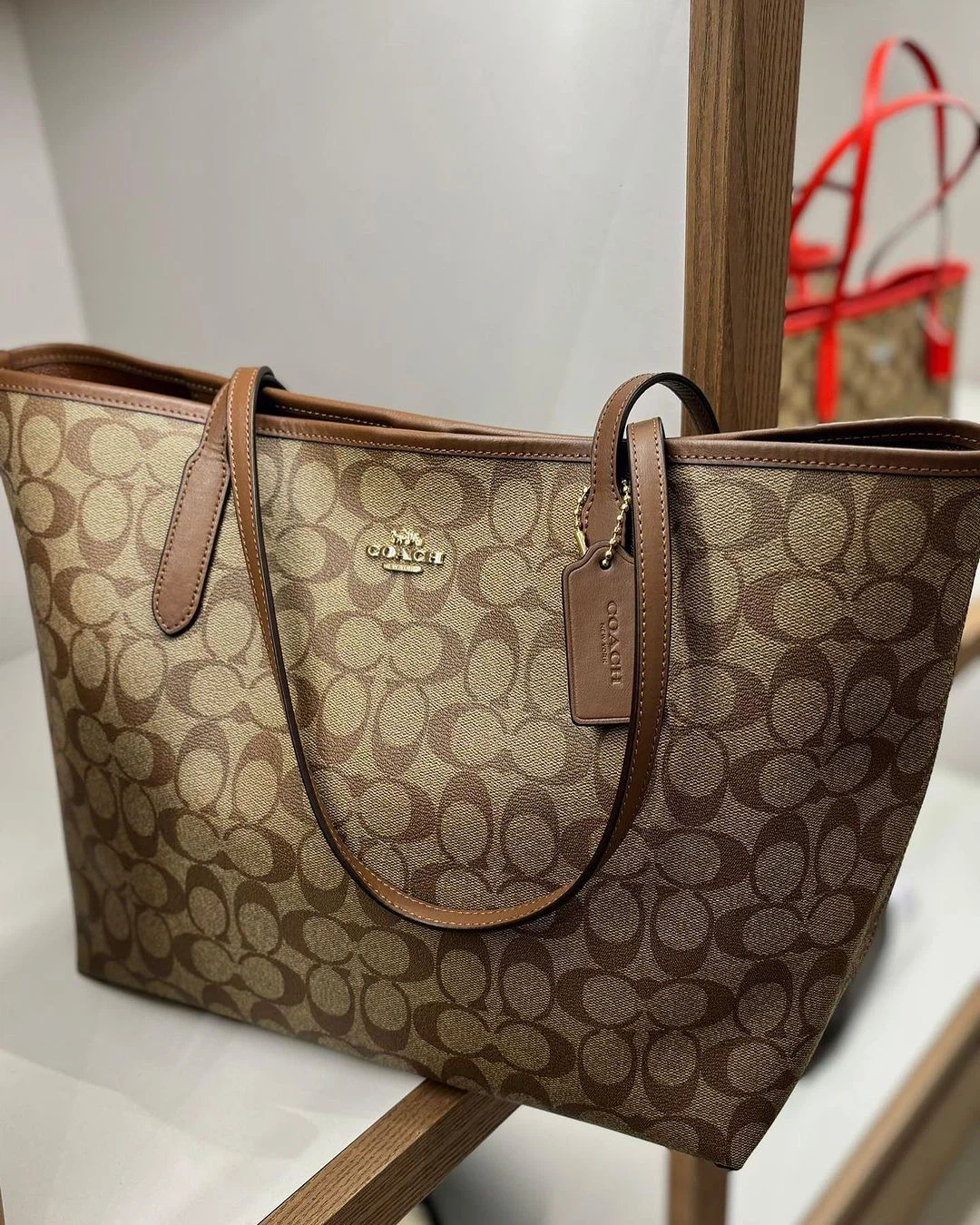 Louis Vuitton Onthego Tote Bag - photo 4