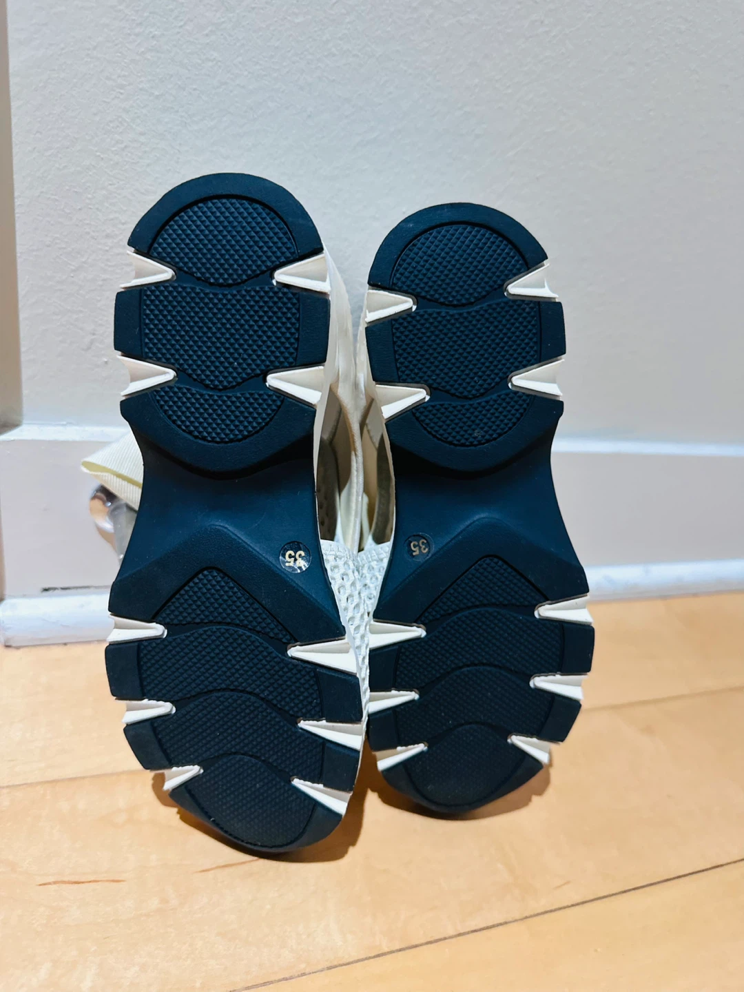 NEW Sneakers - Size 35 🏈 - photo 3