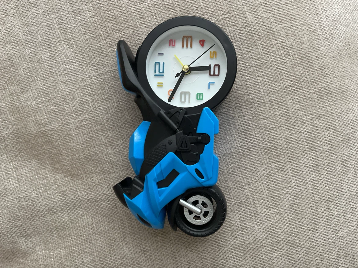 Motorcycle shaped clock 🏈