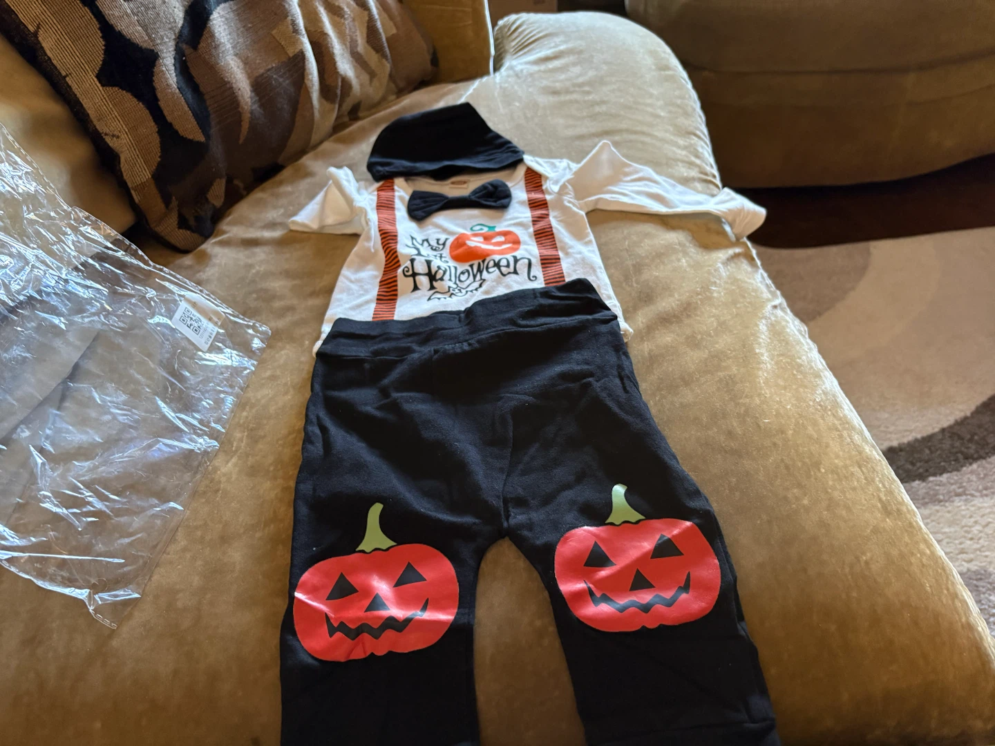NEW NEVER WORN BABYS HALLOWEEN OUTFIT