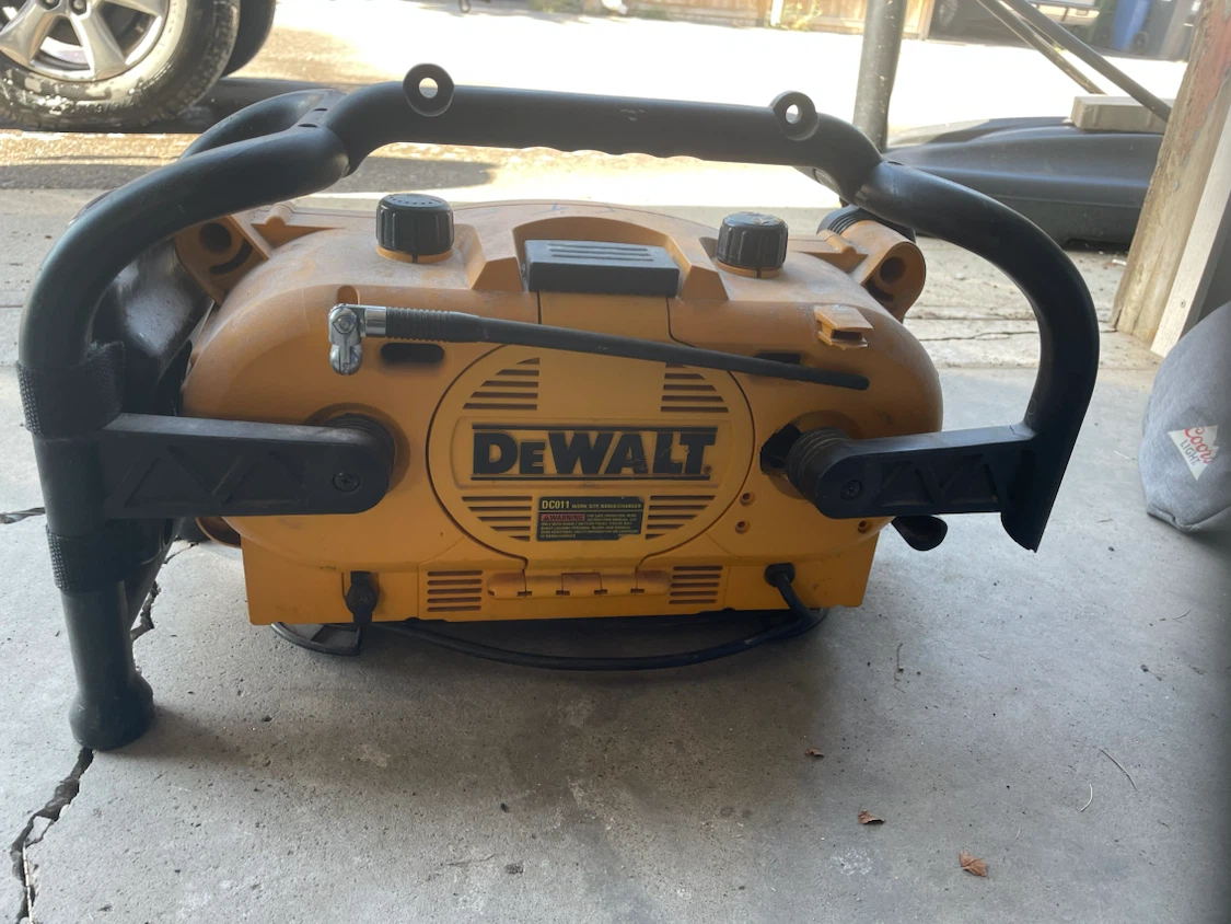 DeWalt DC011 Work Site Radio Charger - photo 4