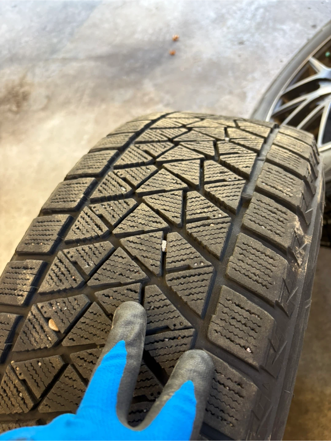 Bridgestone Blizzak DM-V2 Winter Tires 245/60R18