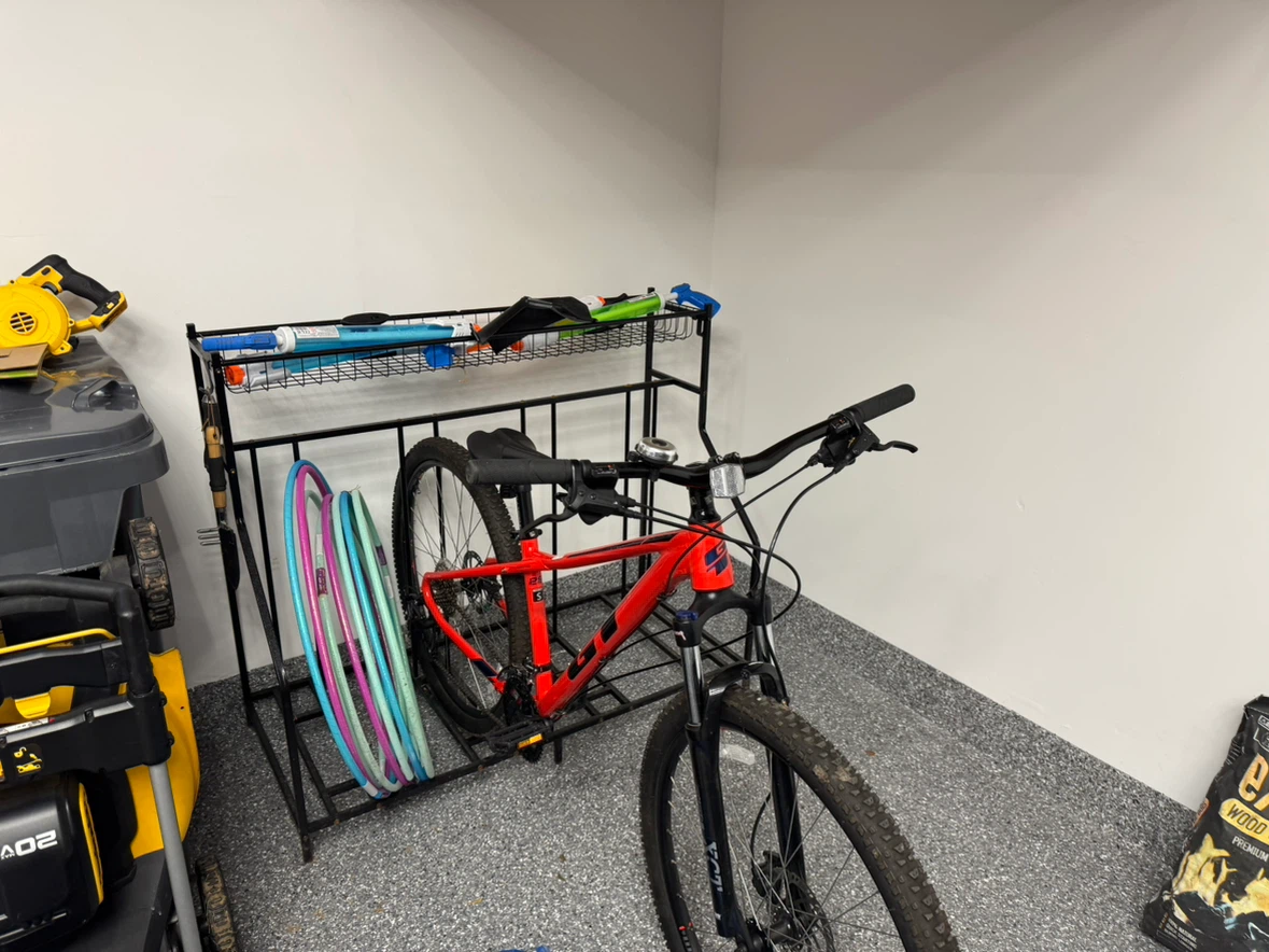 Four-bike rack, easy to remove and designed to save space