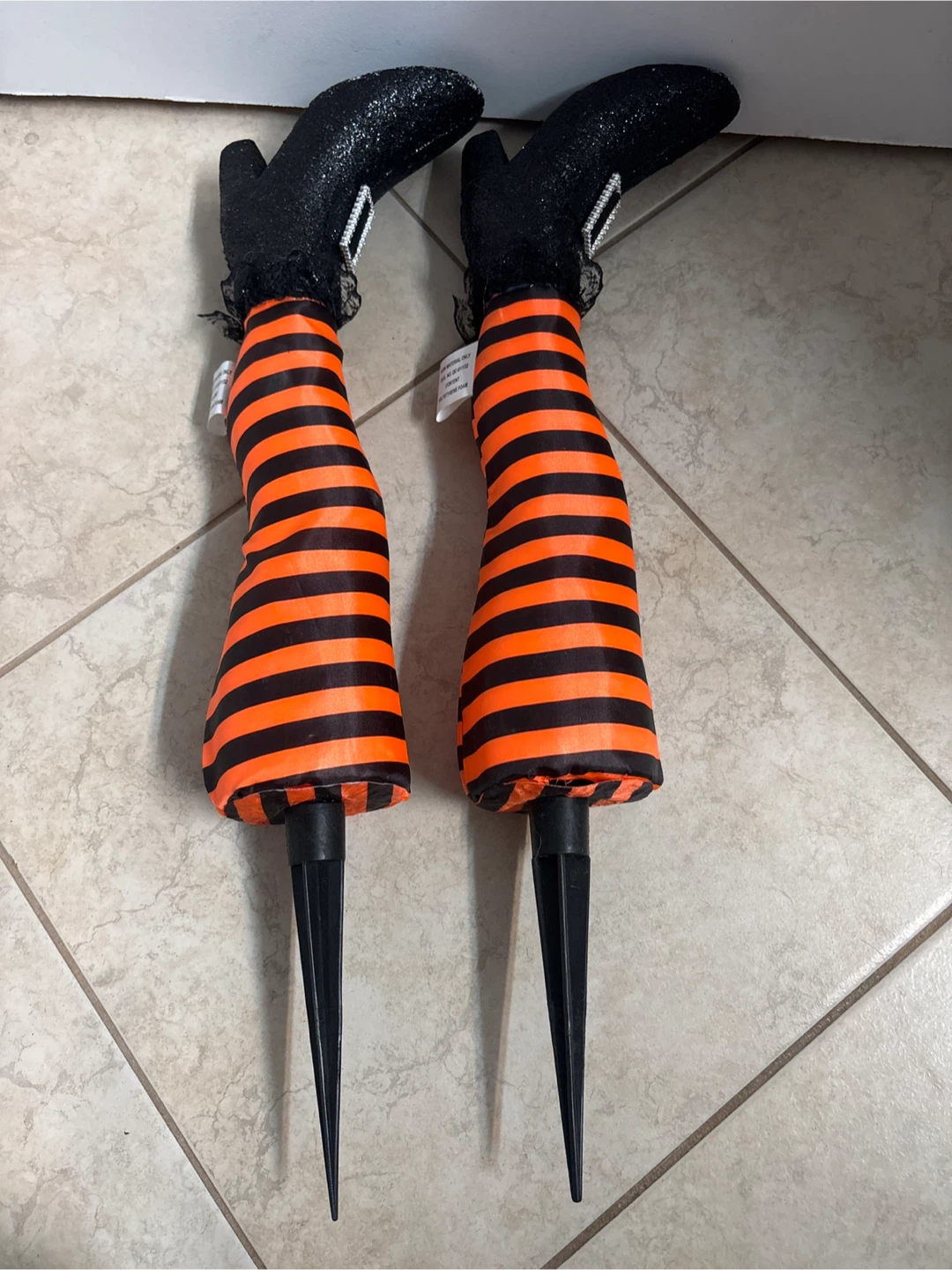 🏈 Halloween Witch Leg Lawn Stakes - photo 2