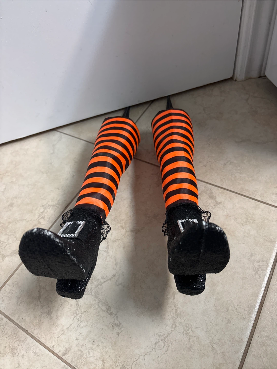 🏈 Halloween Witch Leg Lawn Stakes - photo 3