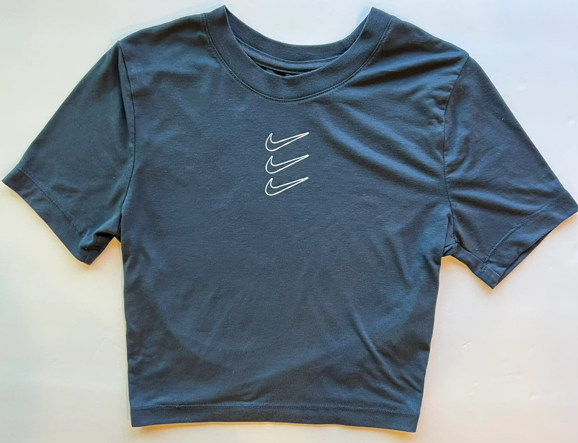 Nike Slim Fit Triple Swoosh Crop Tee 🏈