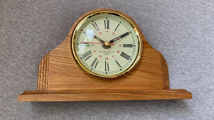 Heritage Mint Ltd. Quartz Mantel Clock 🏈