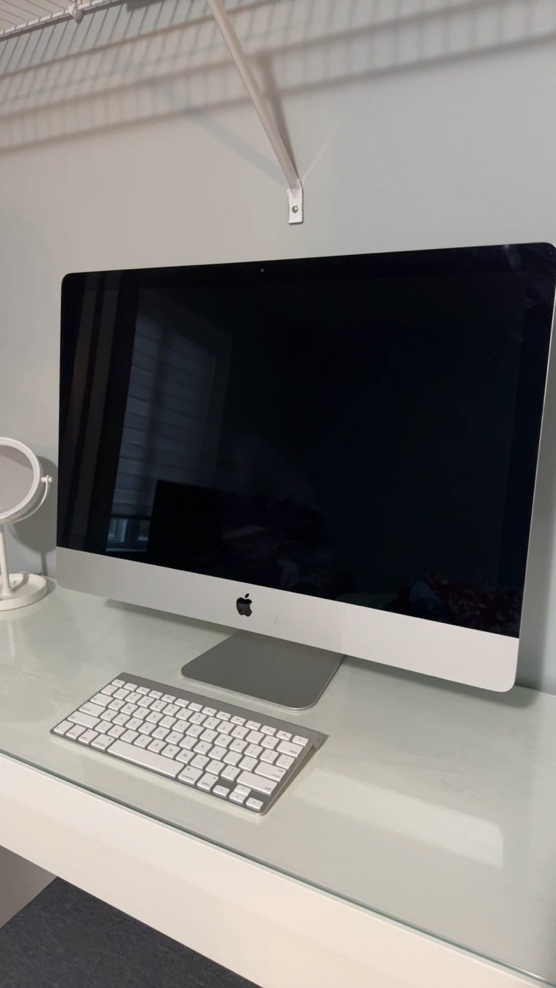 Apple iMac + Apple Keyboard — $900