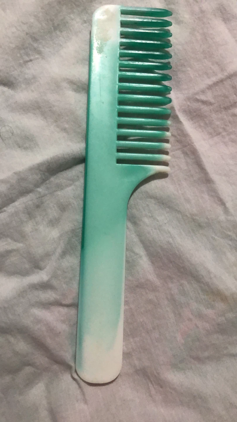 🏈 Green and white plastic hair comb