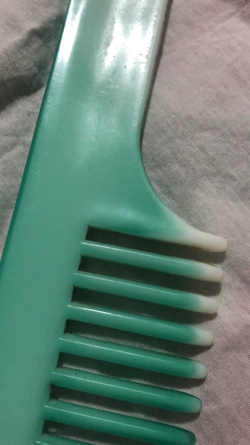 🏈 Green and white plastic hair comb - photo 2