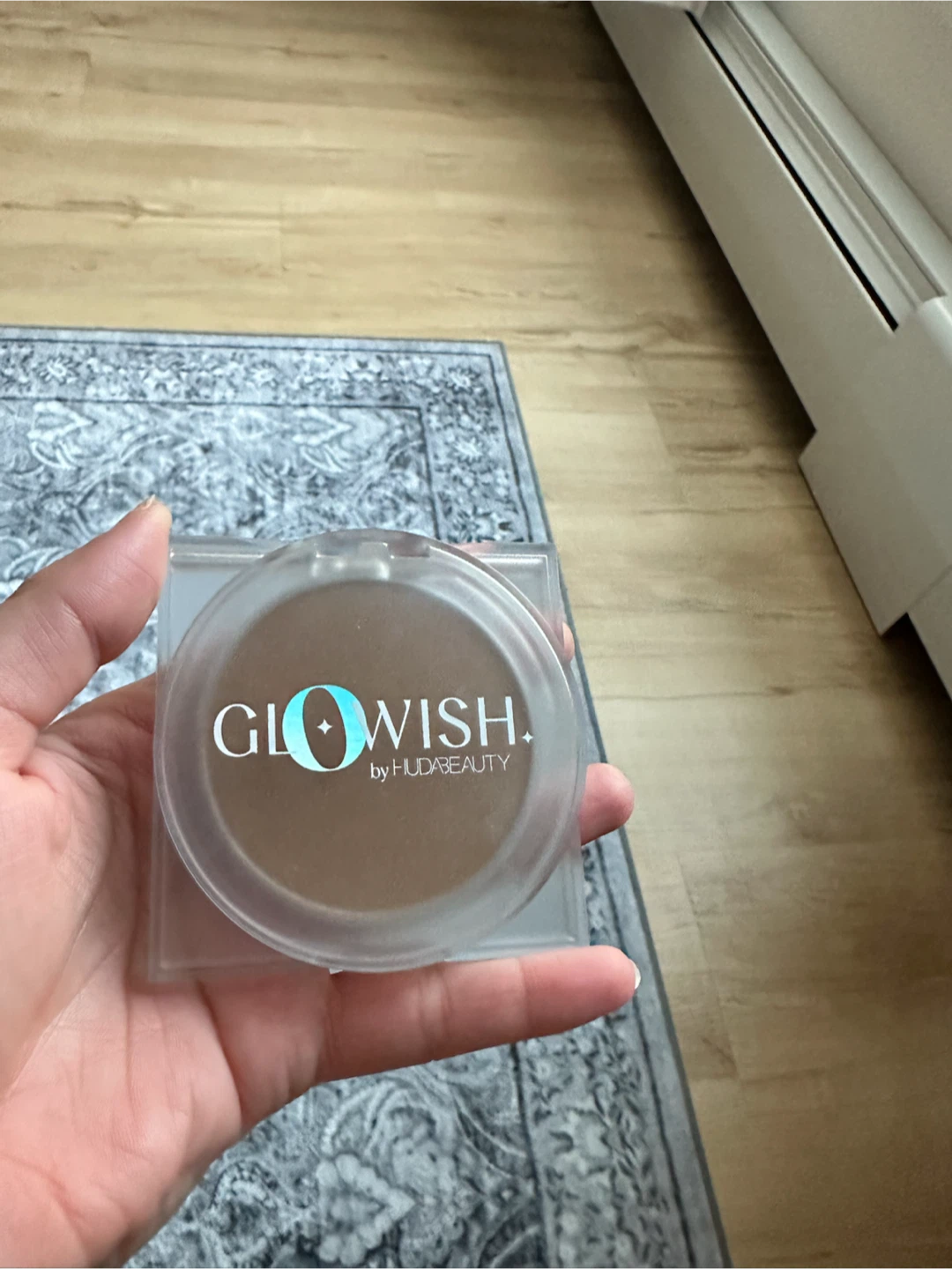 Huda Beauty GloWish Luminous Pressed Powder – 06 Medium Tan - photo 2
