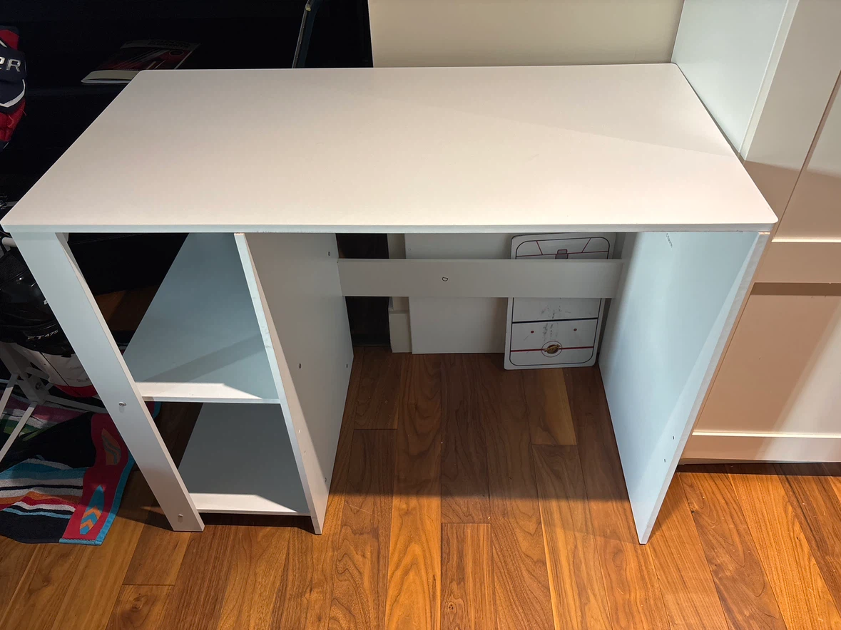Desk - photo 2