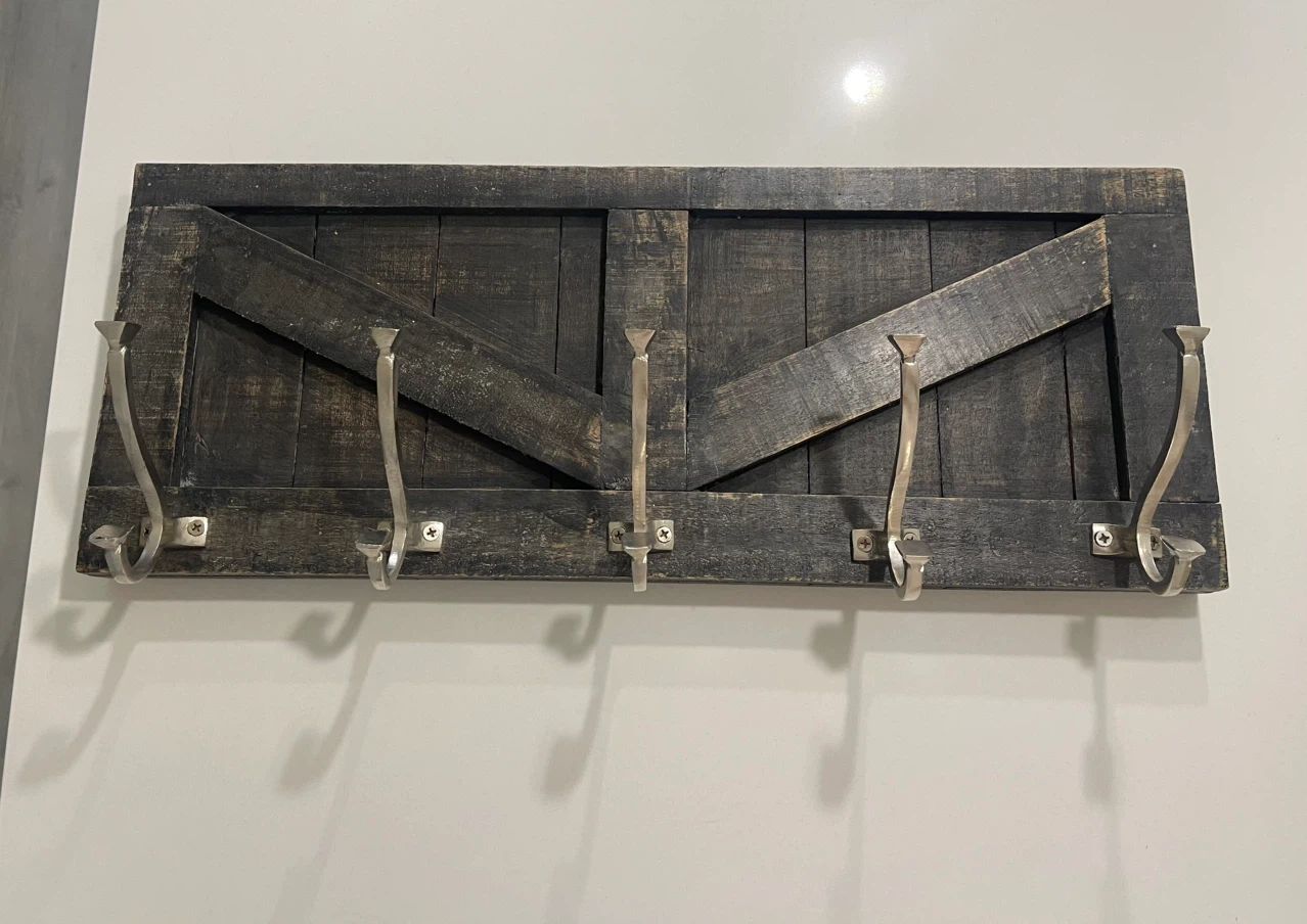 🏈 Barnyard coat rack