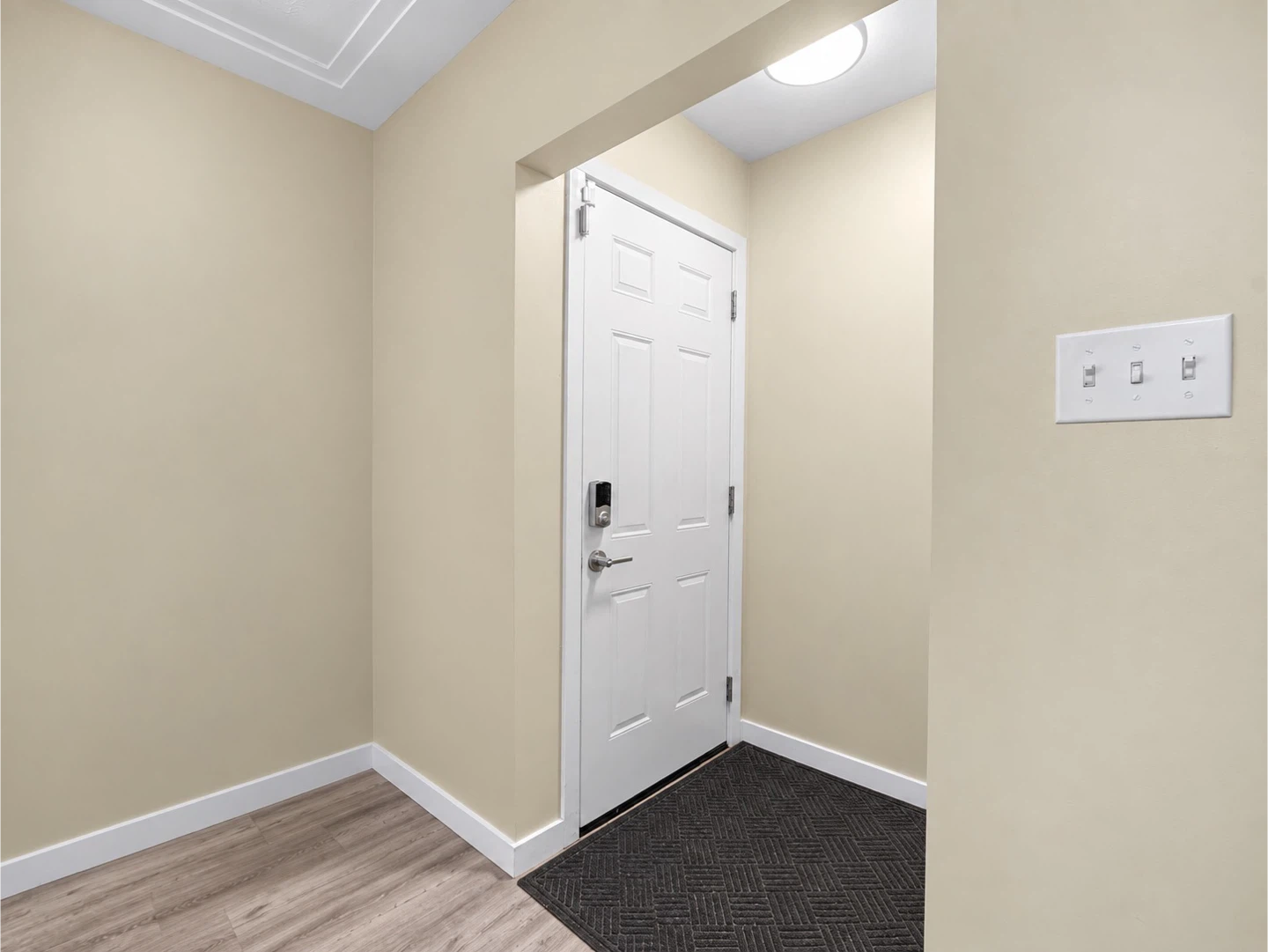 Single-family bungalow home 5Bed 2 Bath Corner Lot - photo 3