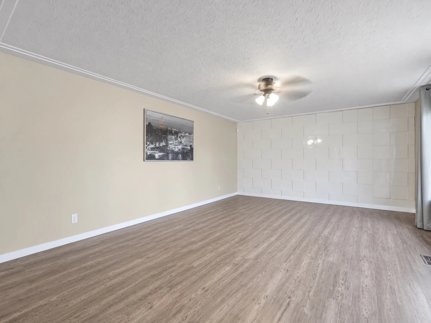 Single-family bungalow home 5Bed 2 Bath Corner Lot - photo 4