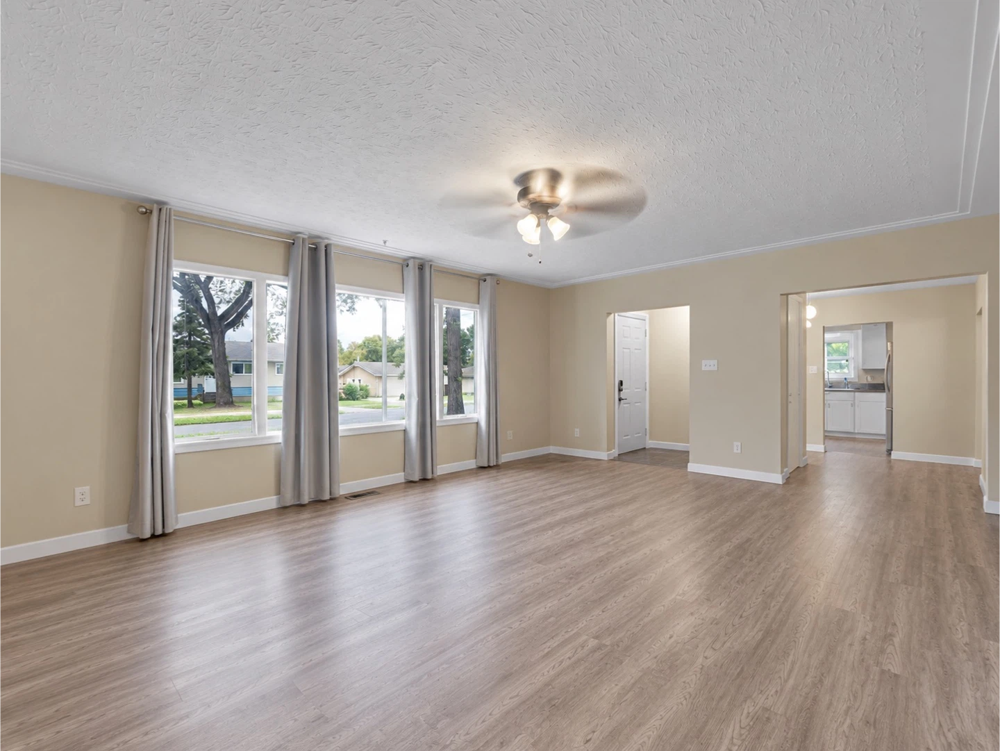 Single-family bungalow home 5Bed 2 Bath Corner Lot - photo 5