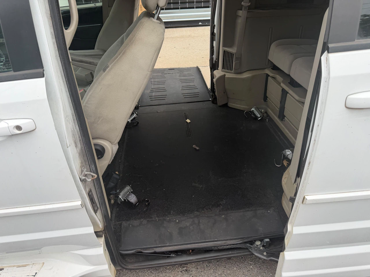 2014  handicap dodge grand caravan $7300 - photo 4