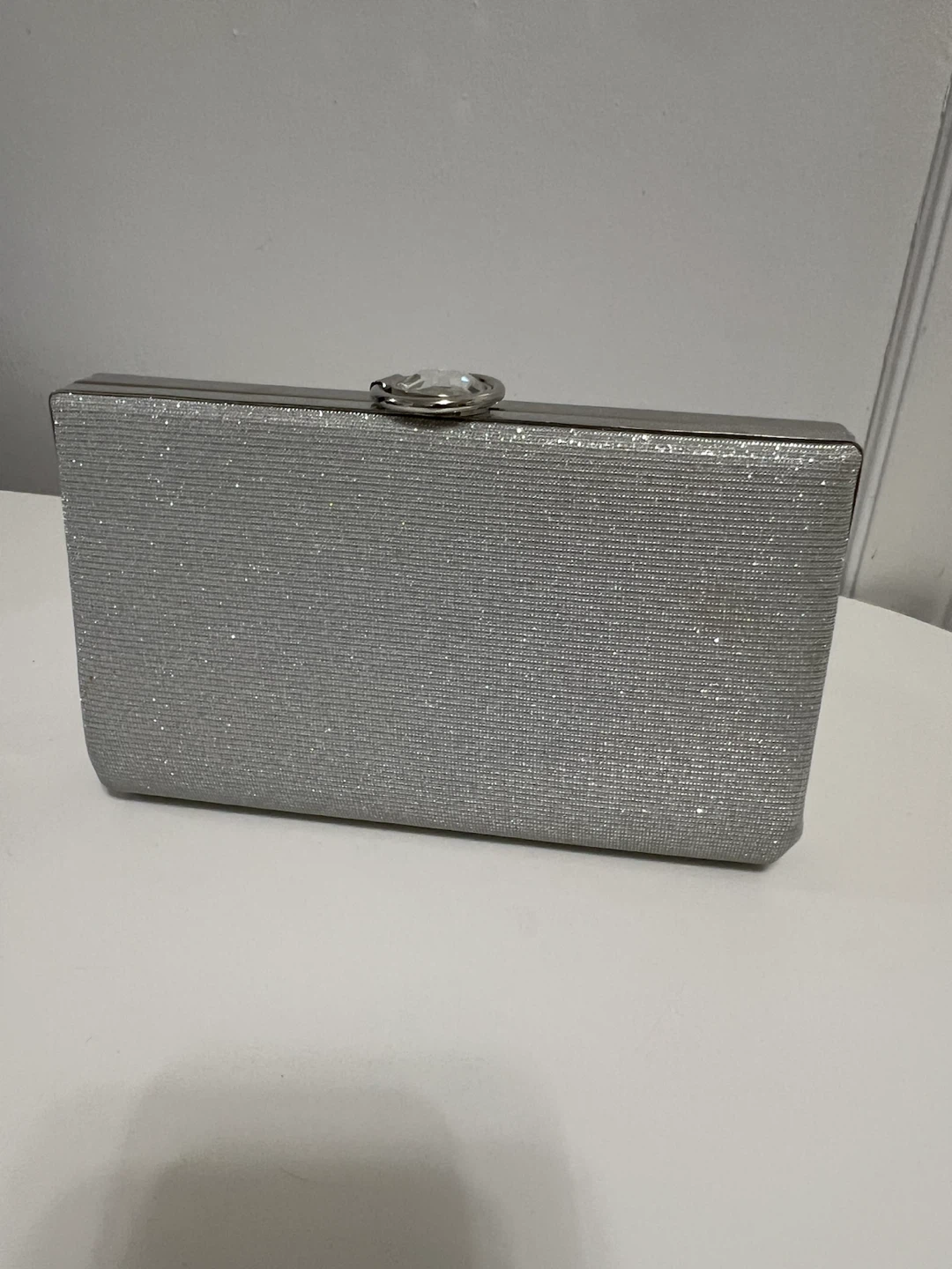 🏈 Le Chateau silver shimmer clutch bag