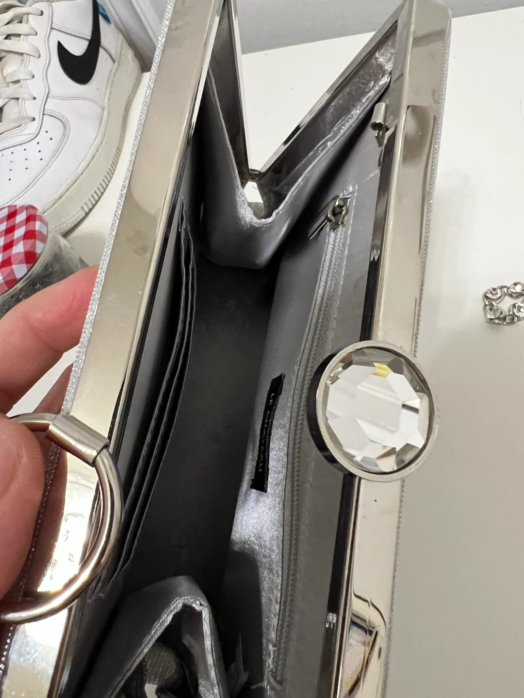 🏈 Le Chateau silver shimmer clutch bag - photo 4