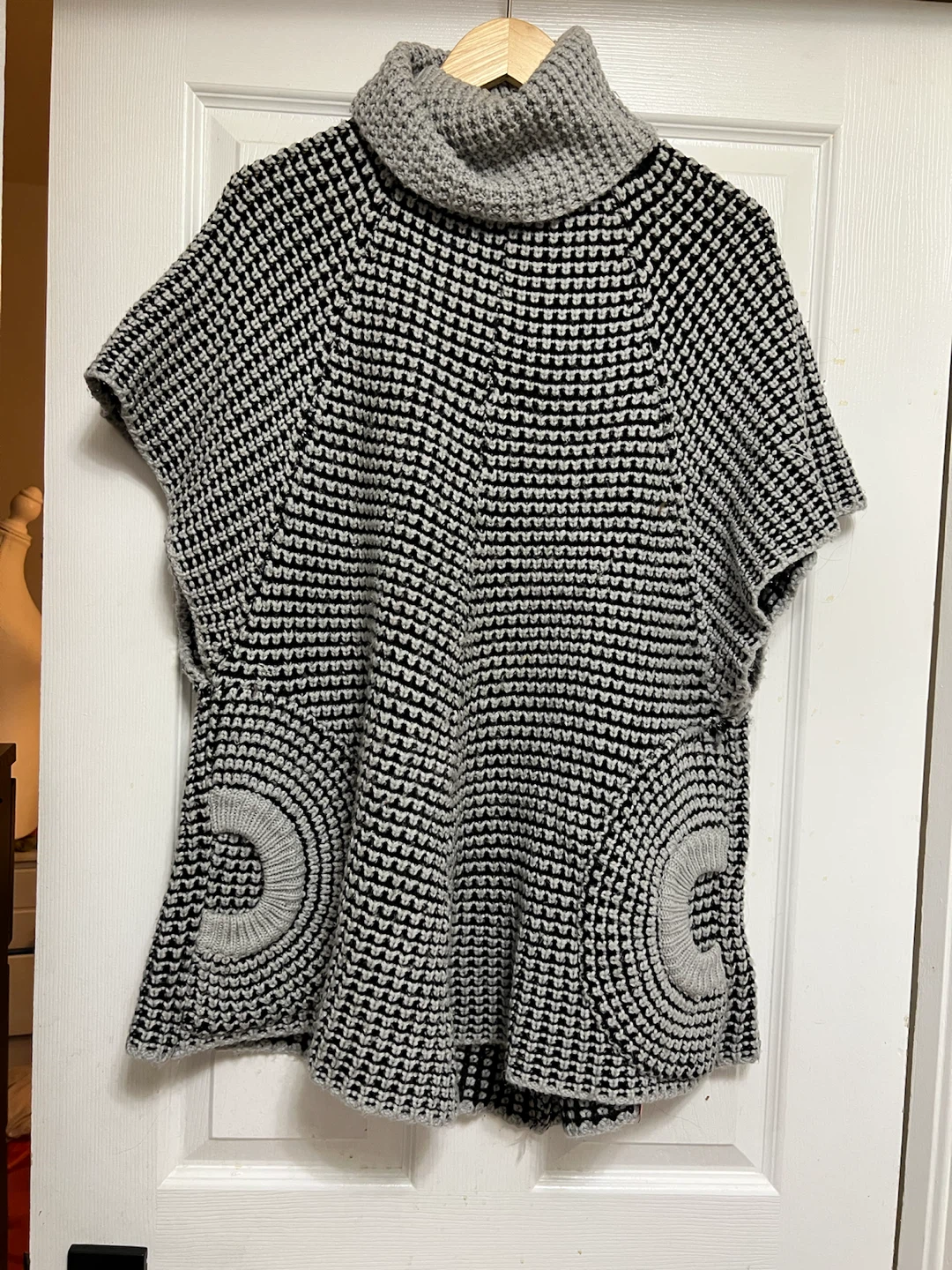 🏈 Black and Grey Knit Poncho