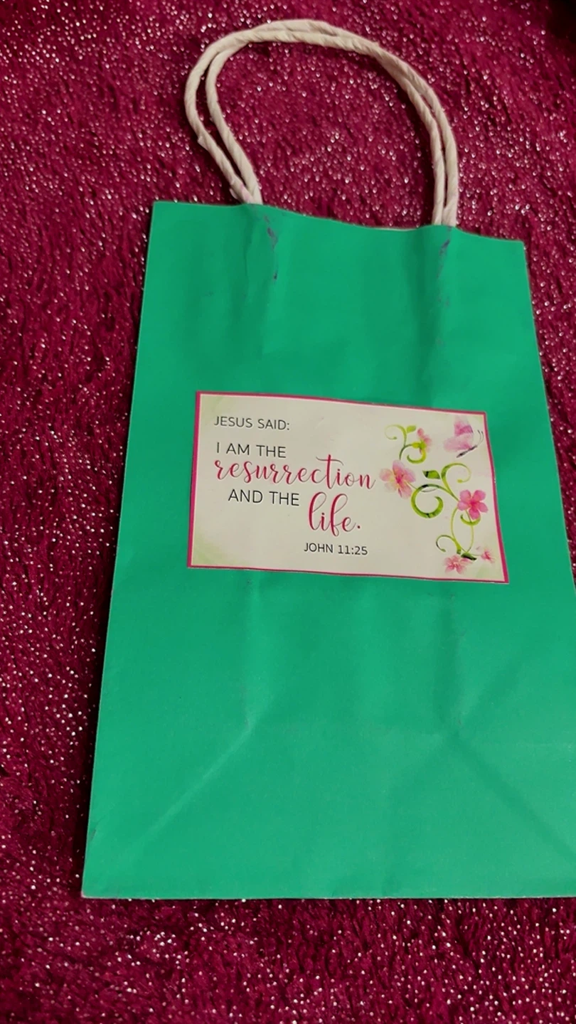 🏈 Green paper gift bag
