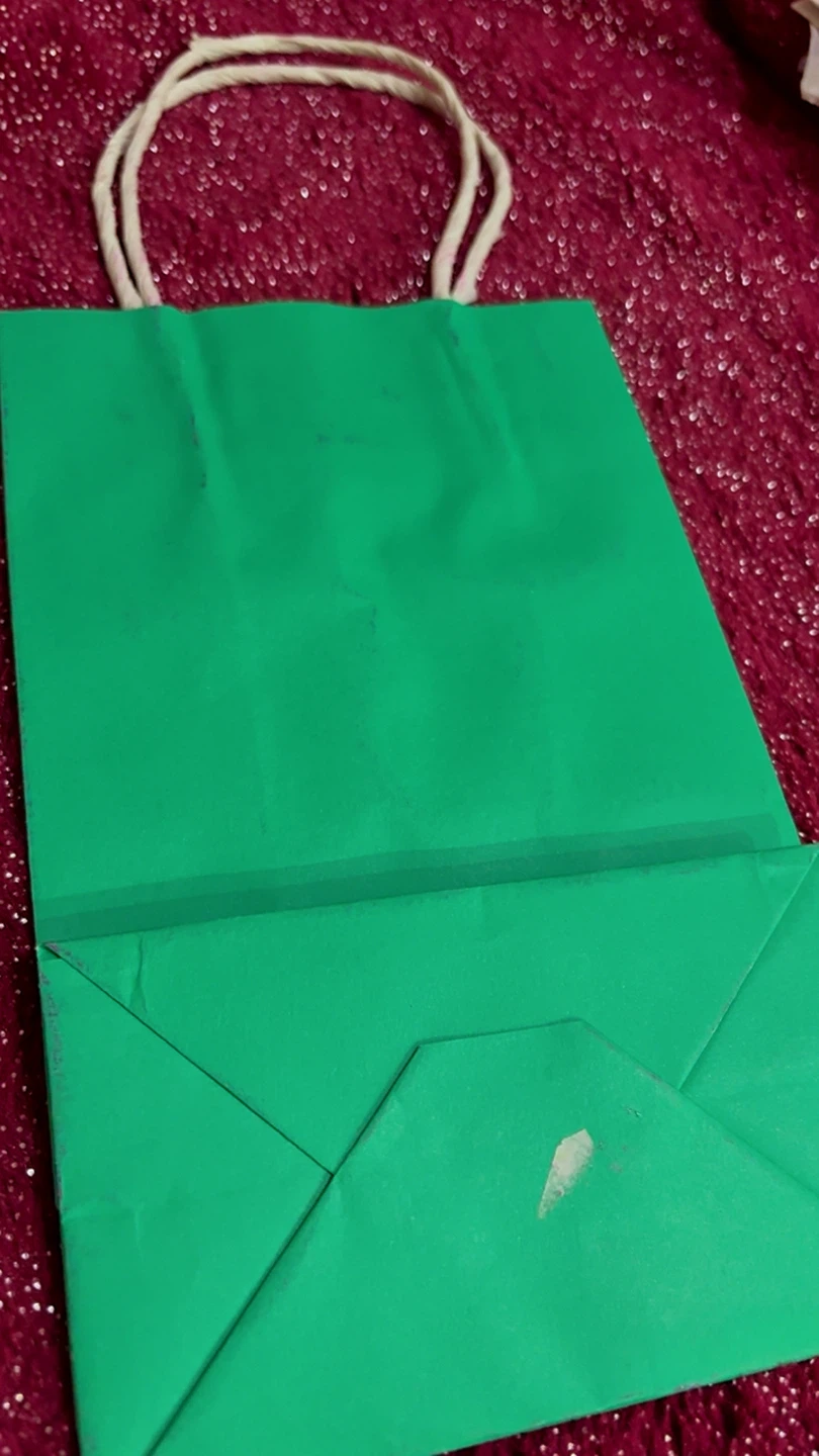 🏈 Green paper gift bag - photo 2