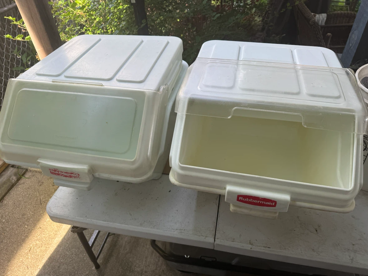 🏈 2 Rubbermaid Stackable Storage Bins