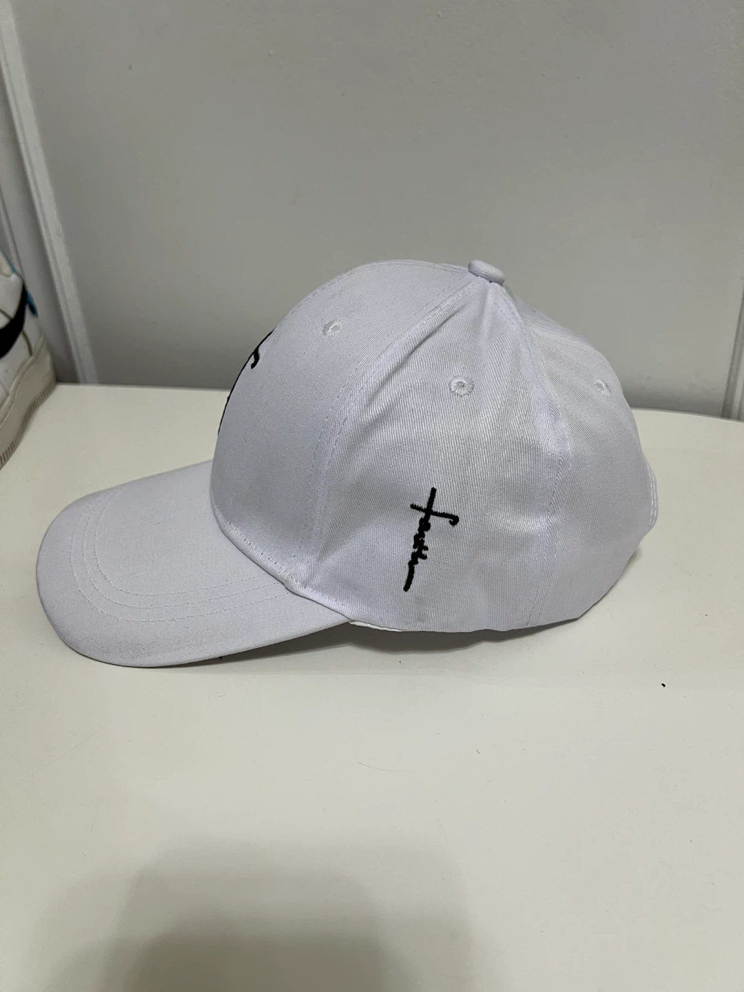 🏈 White Baseball Cap with Faith Embroidery - photo 2
