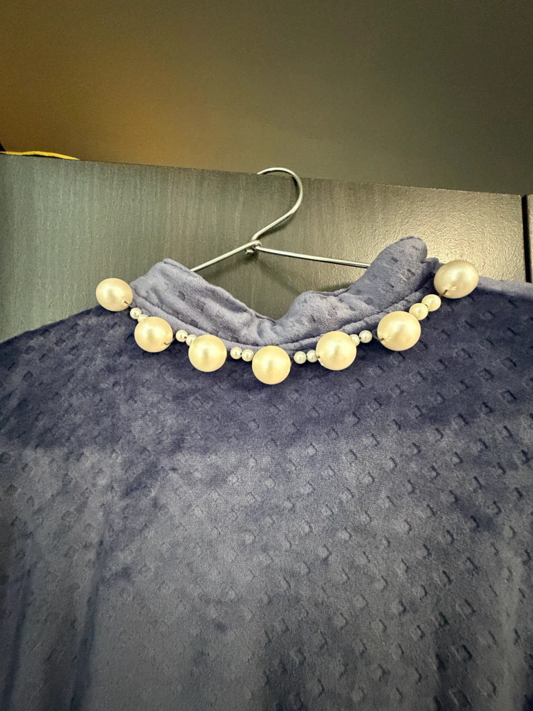 Blue velvet dress with pearl collar - photo 2