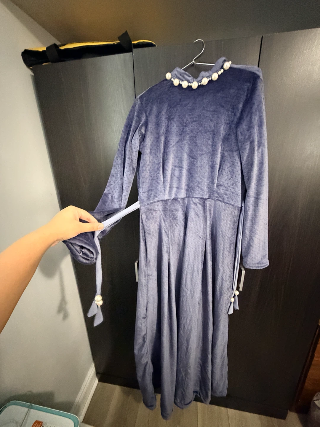 Blue velvet dress with pearl collar - photo 3