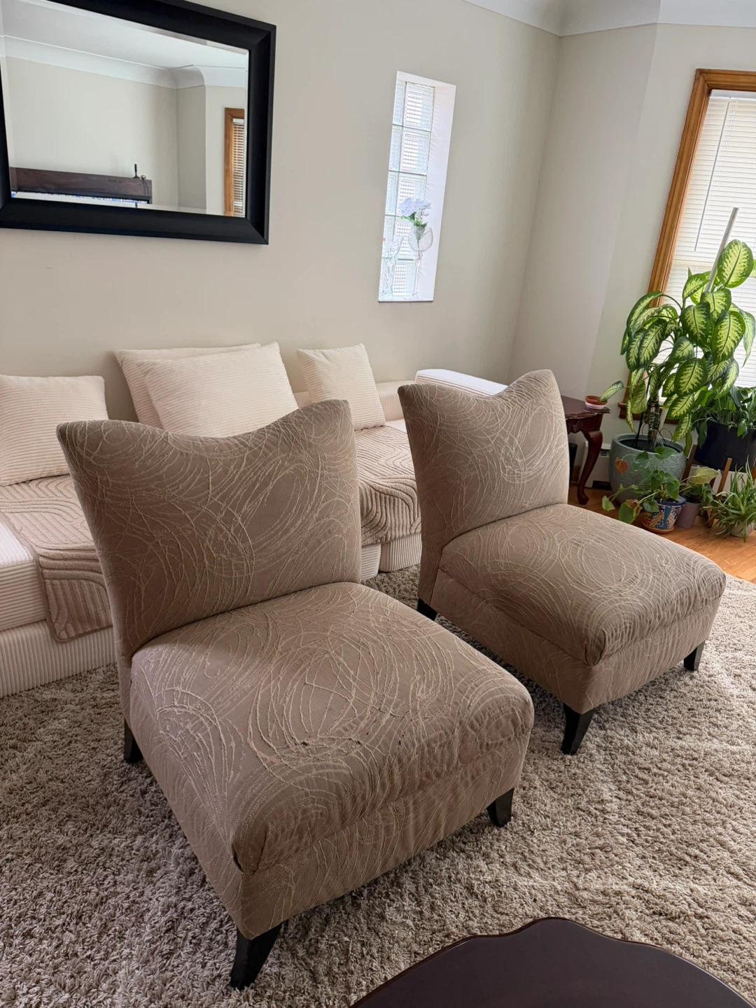 Accent Chairs / Armchairs