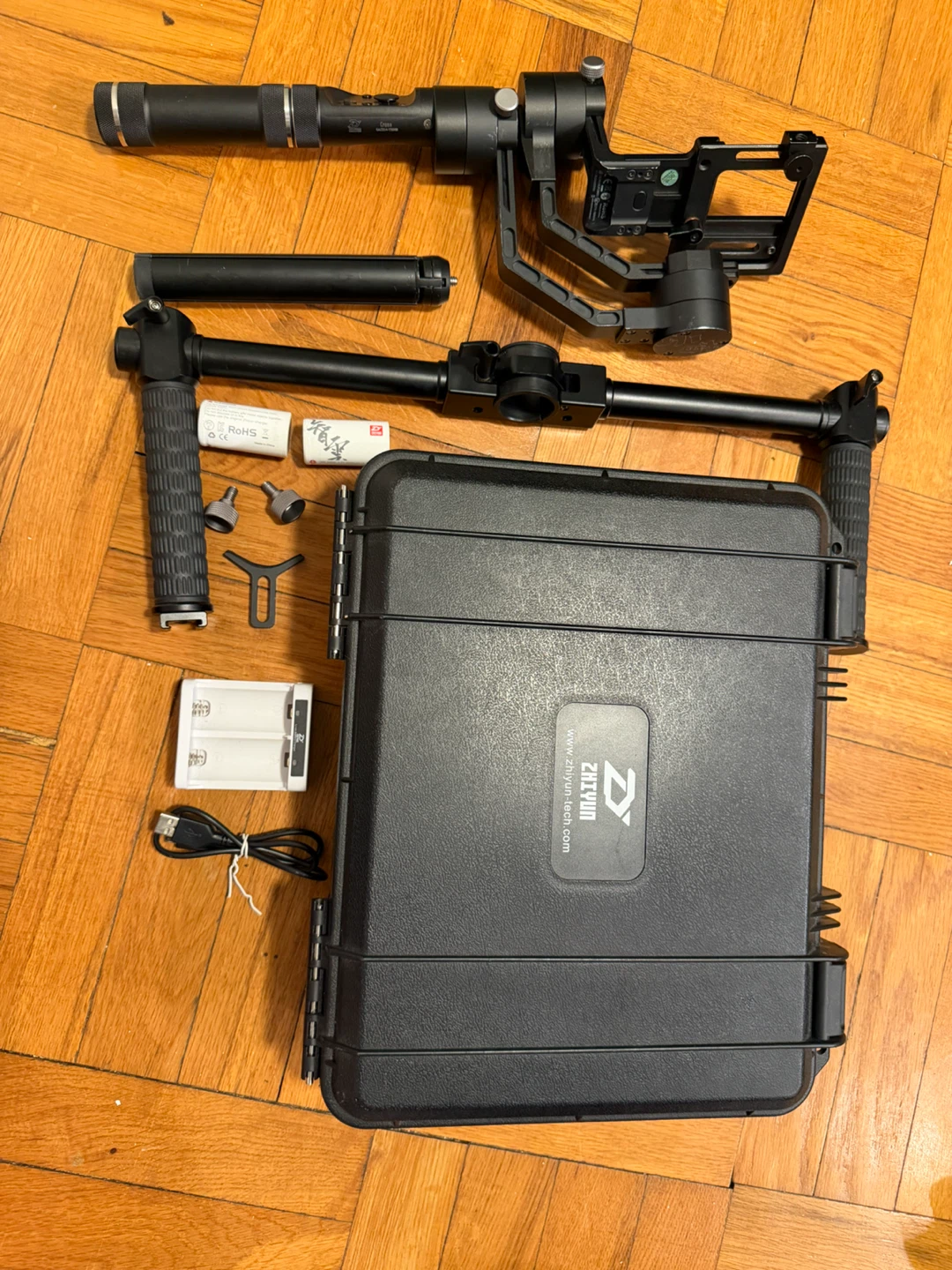 Zhiyun Crane V2 Gimbal Kit + mini tripod + handheld grip - photo 3