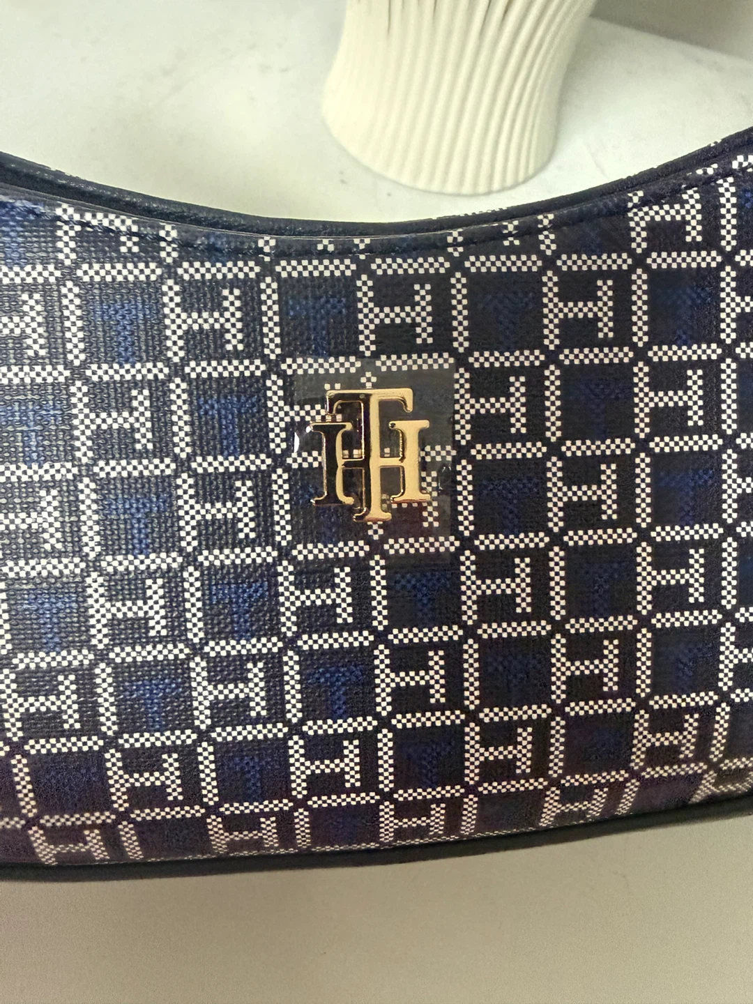 Tommy Hilfiger Monogram Shoulder Bag - photo 5