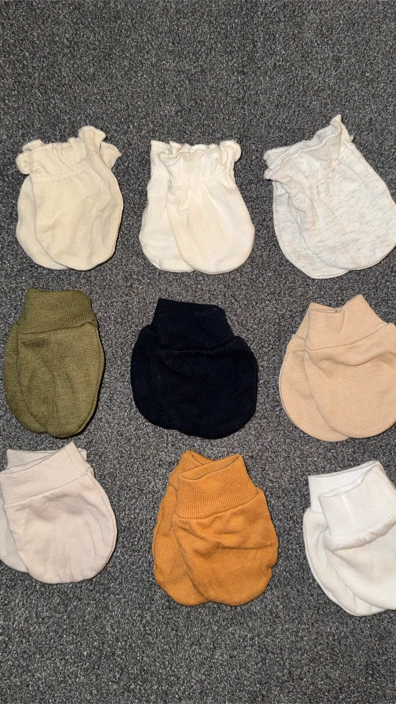 Newborn Baby Accessories Lot – Hats, Socks & Mittens - photo 3