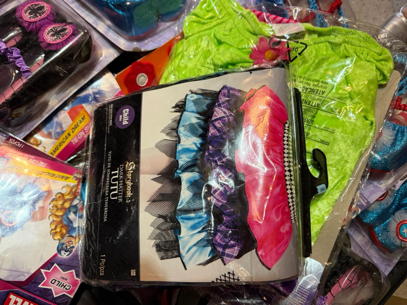 A full bag of 80 pcs of Halloween costumes - photo 2