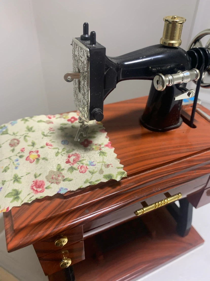 Vintage Style Sewing Machine Music Box - photo 2
