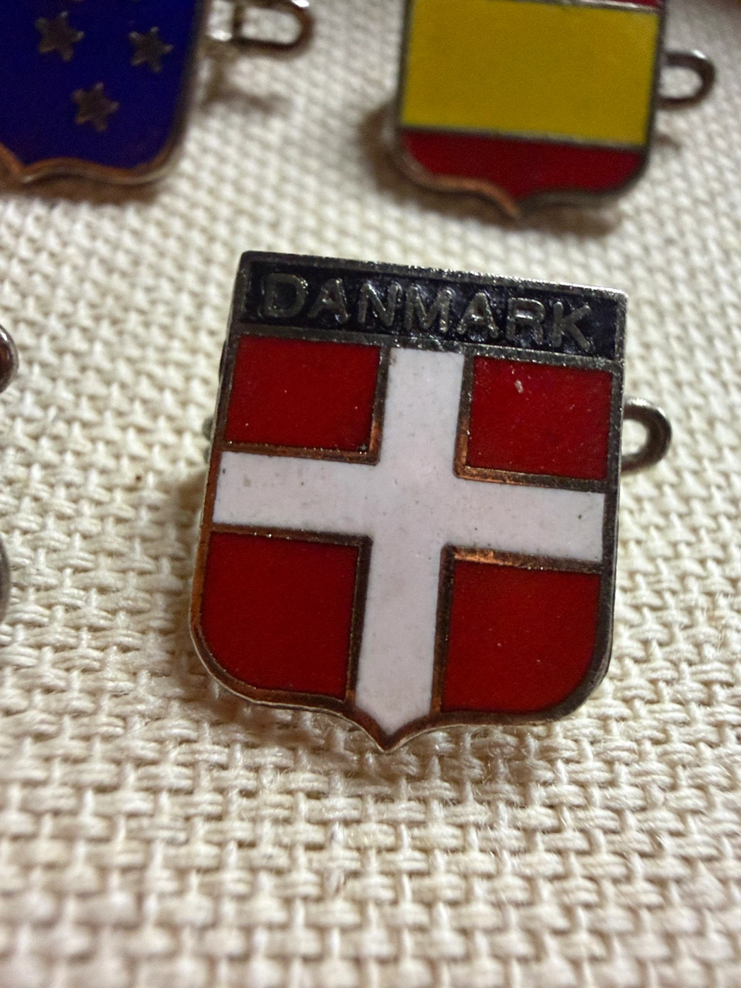 🏈Vintage Enamel Country Shield Pin Lot of 5 - photo 2