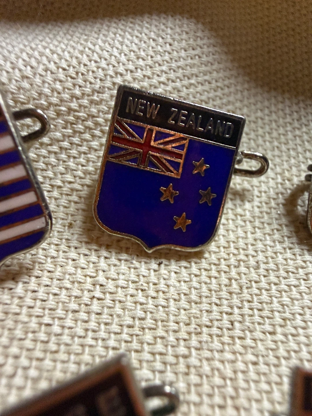 🏈Vintage Enamel Country Shield Pin Lot of 5 - photo 5