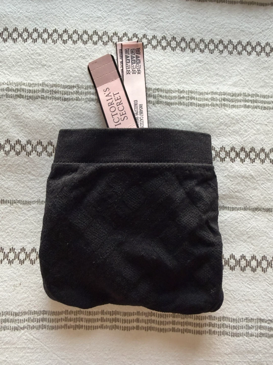 🏈NWT Victoria's Secret Black Thong