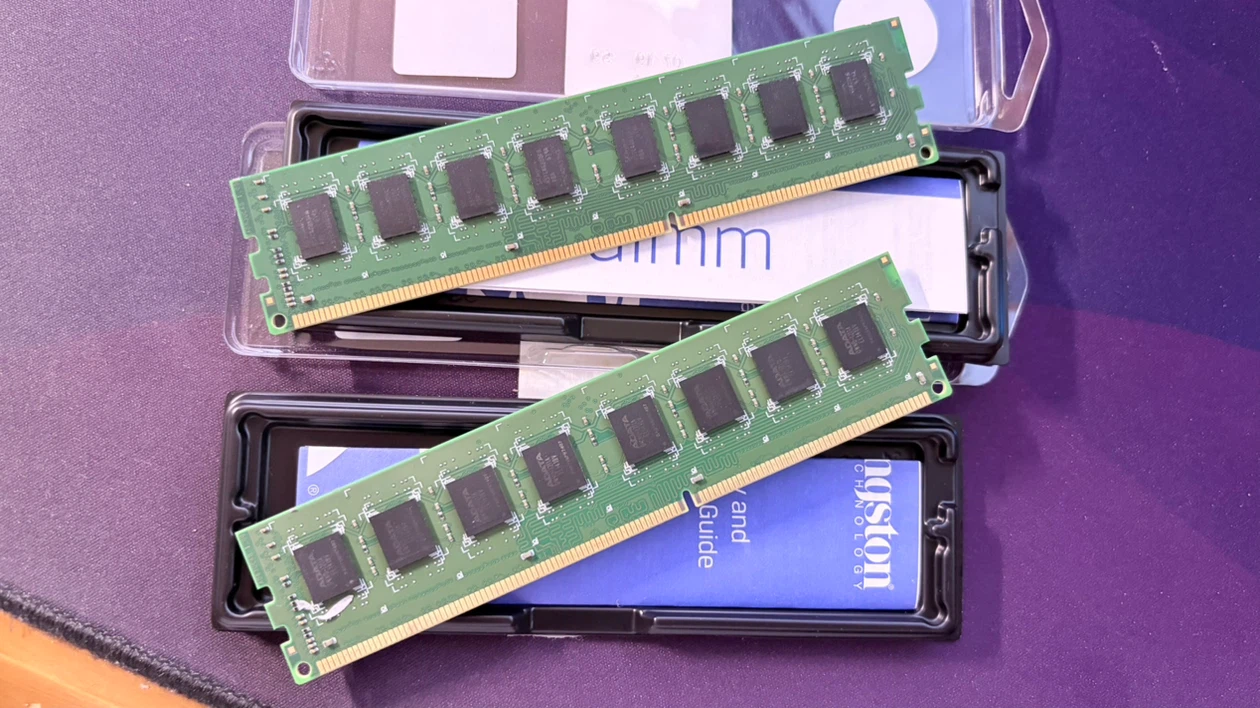 2x ADATA 8GB DDR3 1600MHz RAM Sticks - photo 3