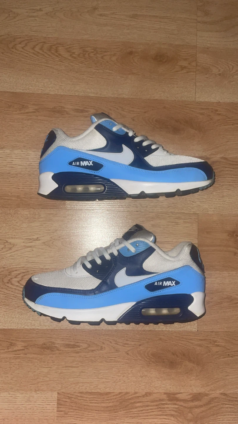 Size 9.5 men’s airmax 20$