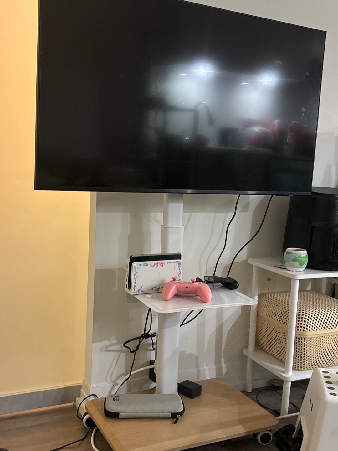 SAMSUNG QLEB TV 43” with moving stand