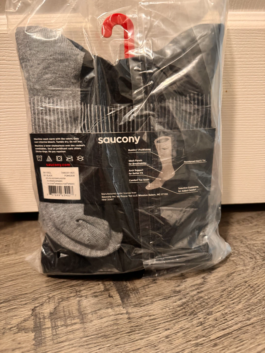 Saucony brand men’s socks sz large. New 🏈 - photo 2