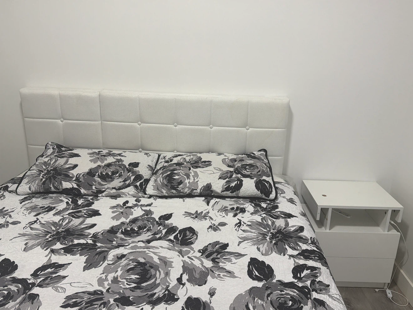 White upholstered tufted headboard - photo 2