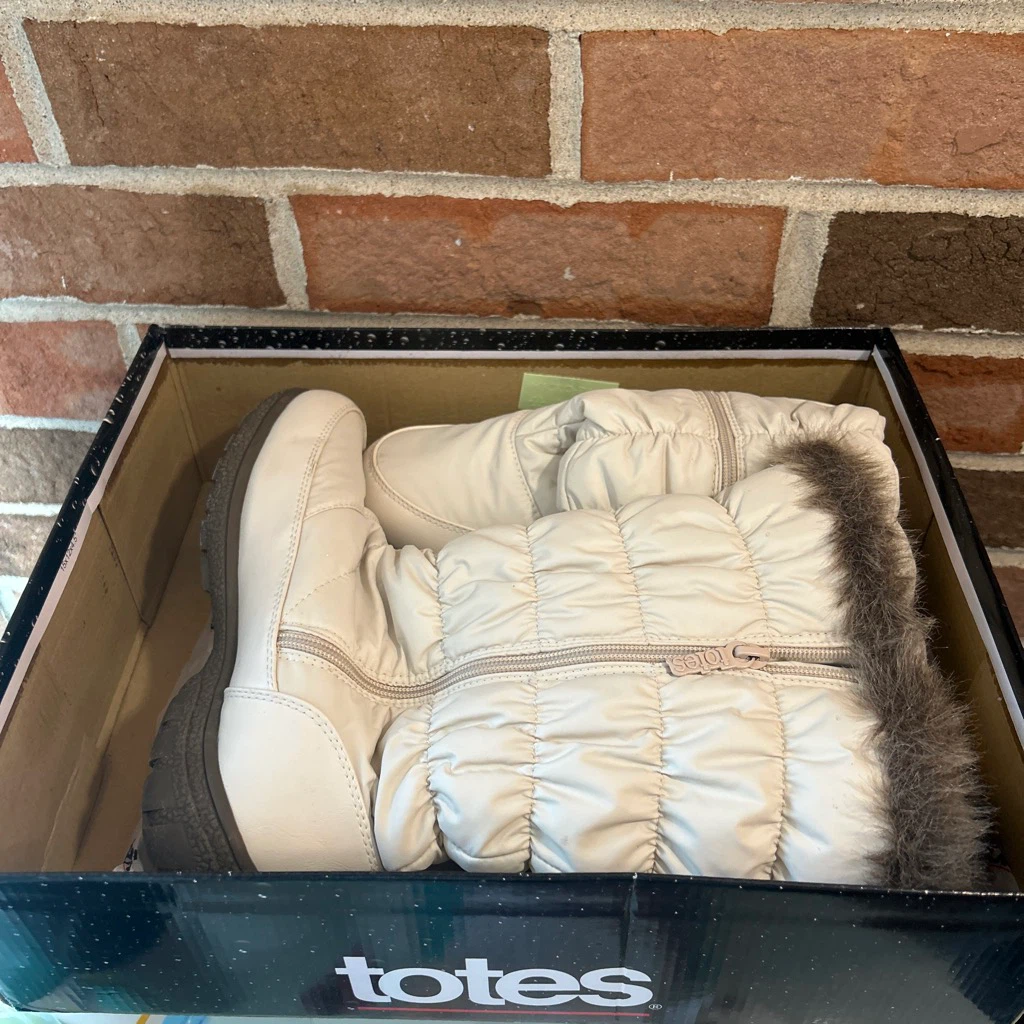 Totes cream winter boots 🏈