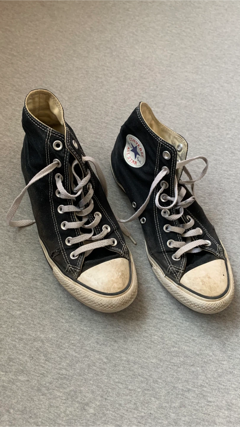 Converse Women’s 10.5 Black High Tops 🏈